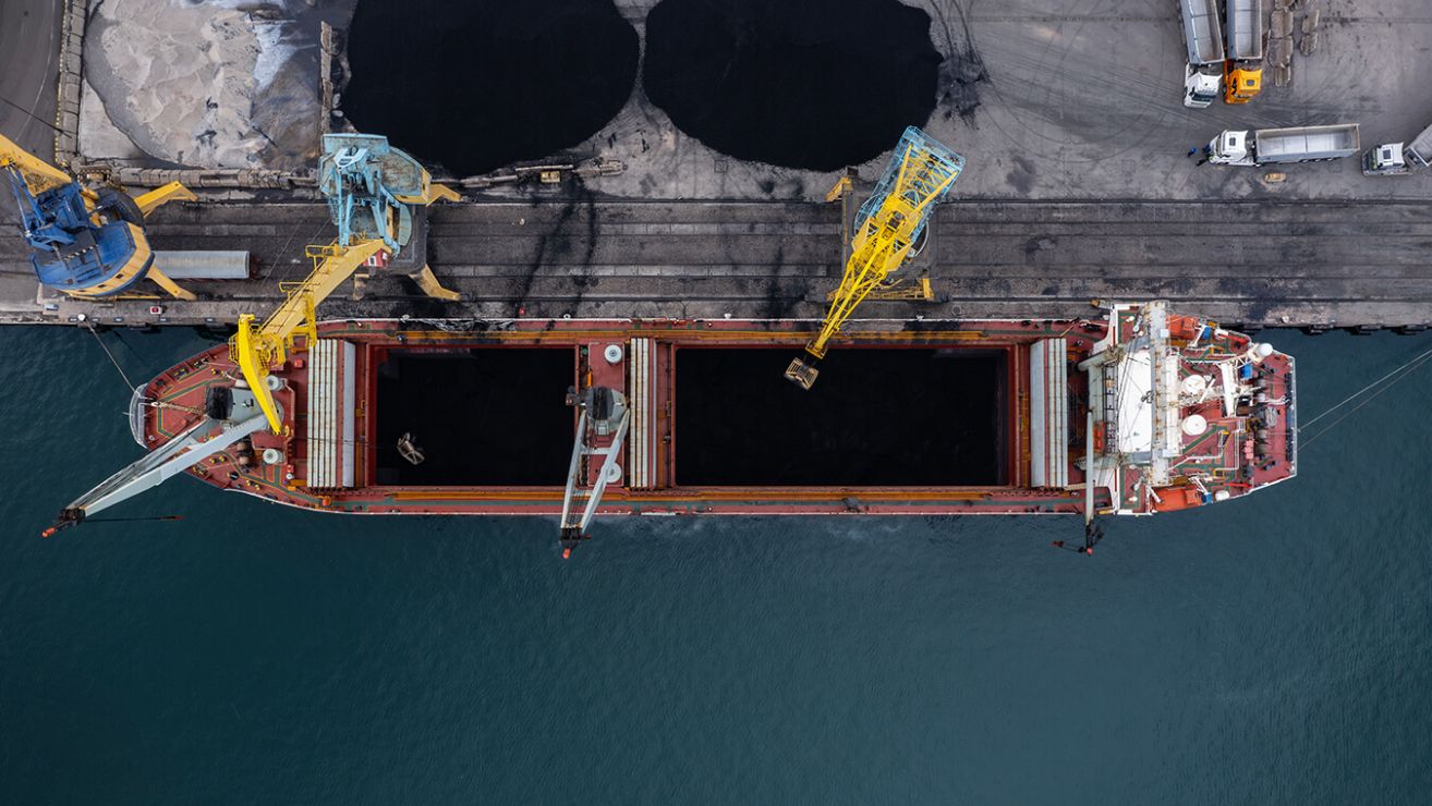 Frachtschiff mit Kohlelieferung