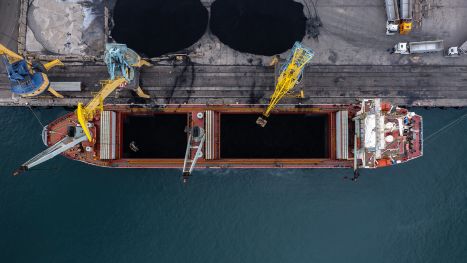 Frachtschiff mit Kohlelieferung