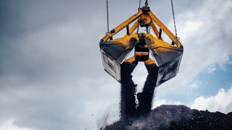 Baggerschaufel mit Kohle